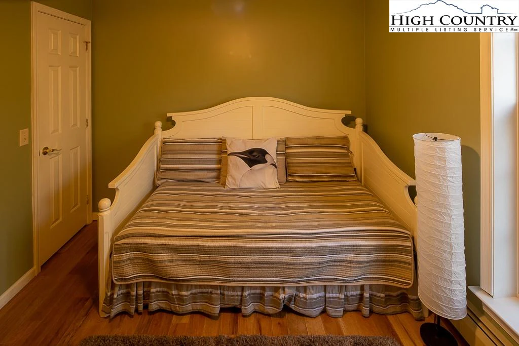 Image number 5 for the current listing