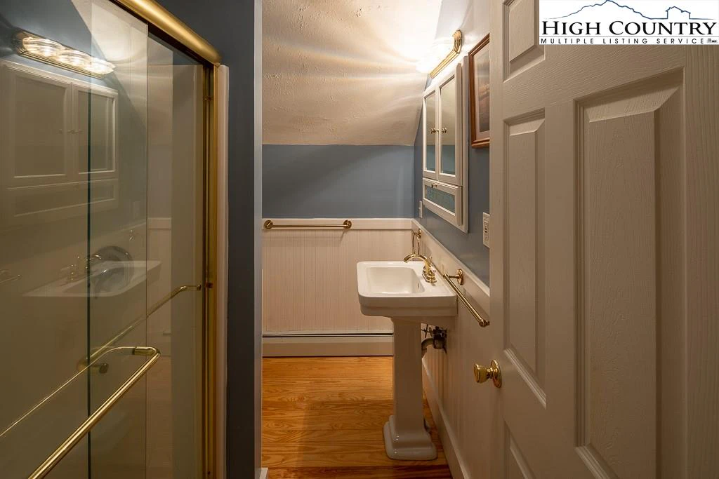 Image number 2 for the current listing