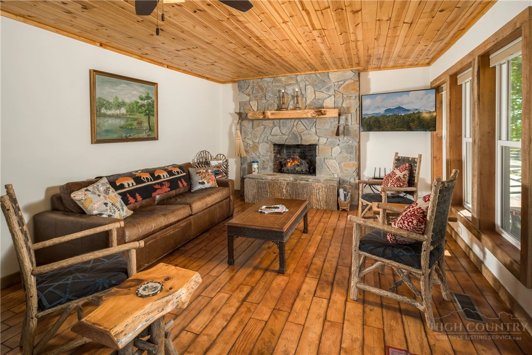 Image number 21 for the current listing