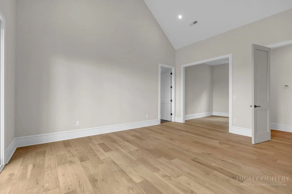 Image number 14 for the current listing