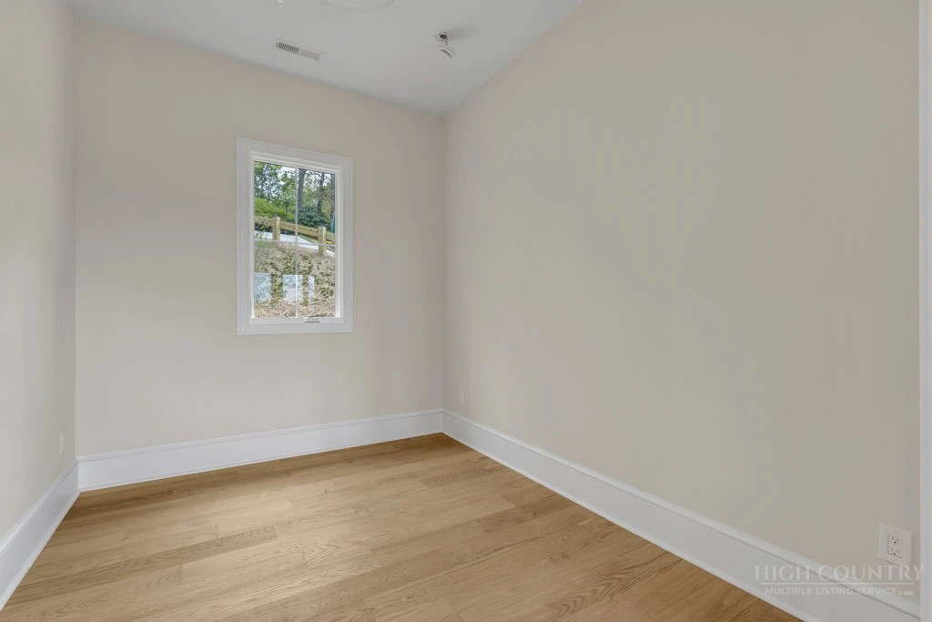 Image number 4 for the current listing