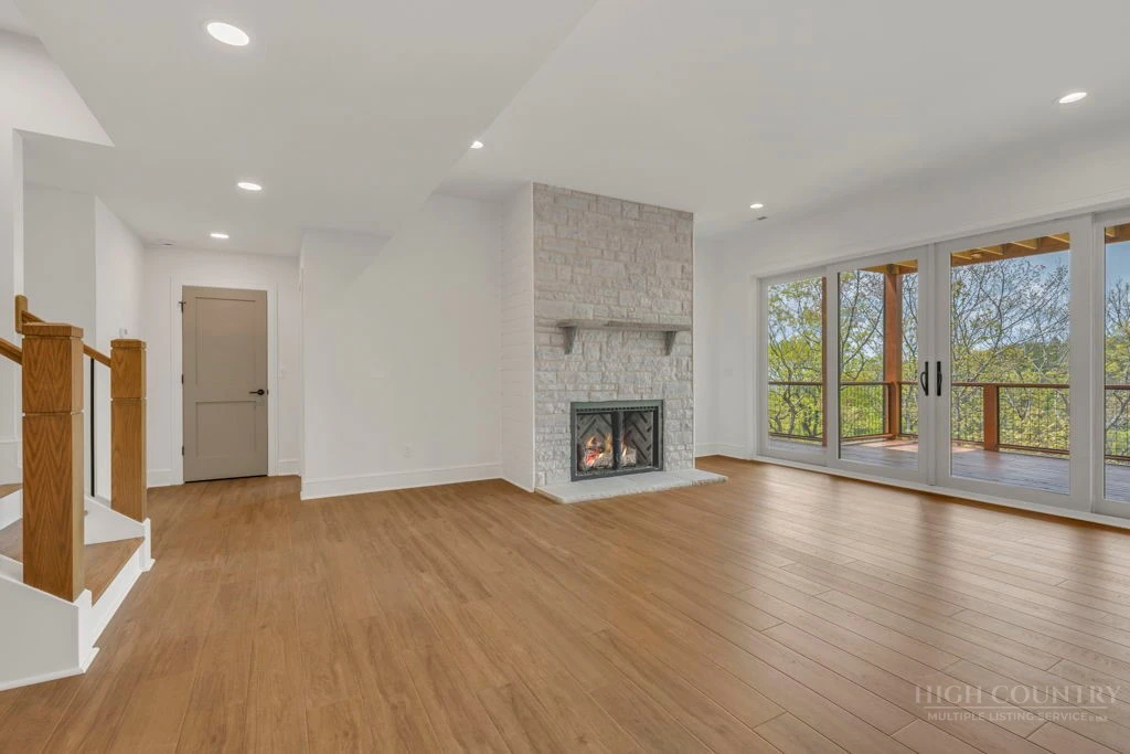Image number 9 for the current listing