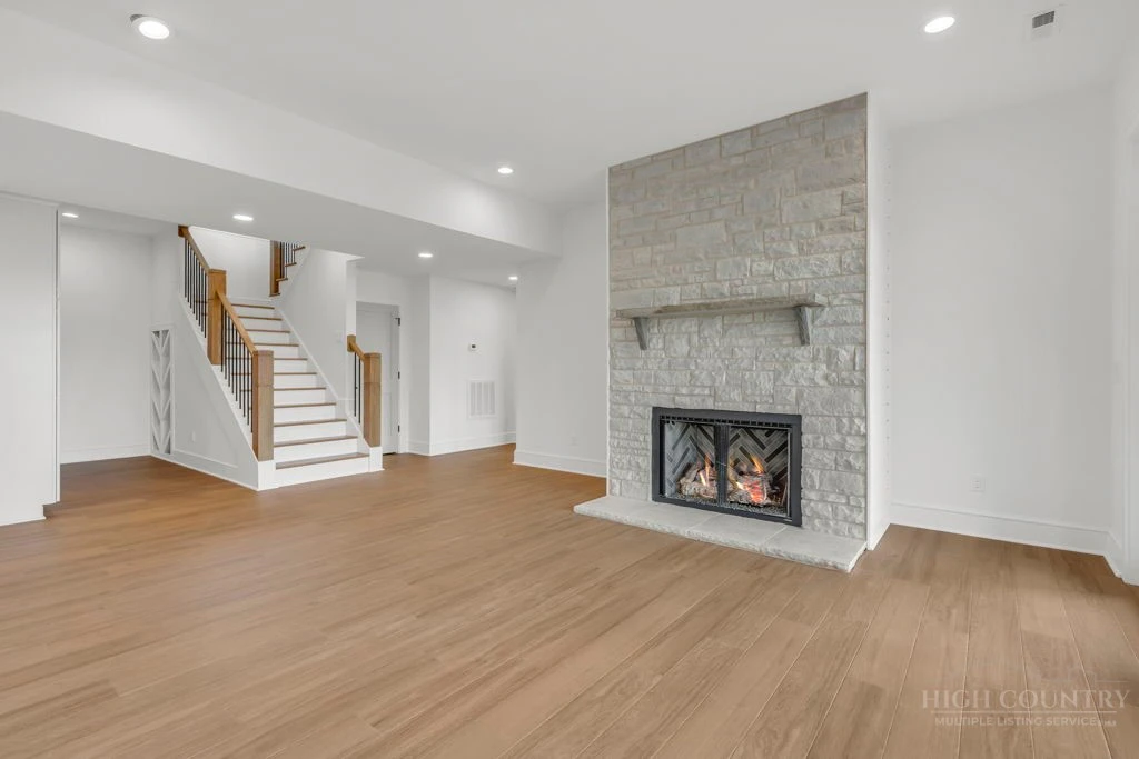 Image number 10 for the current listing