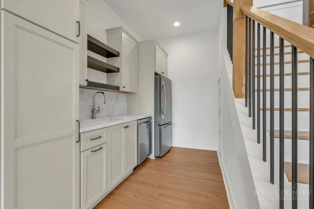 Image number 11 for the current listing