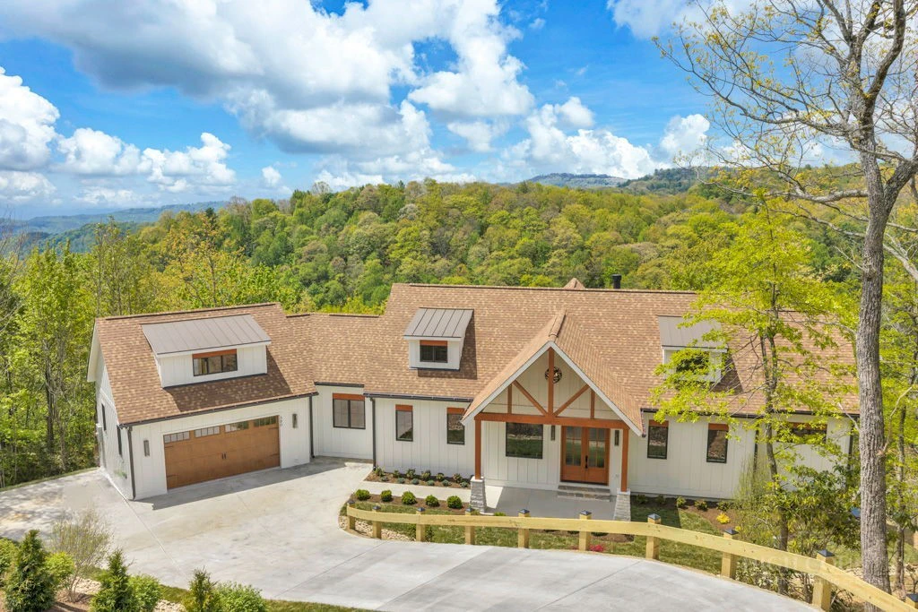 Image number 1 for the current listing