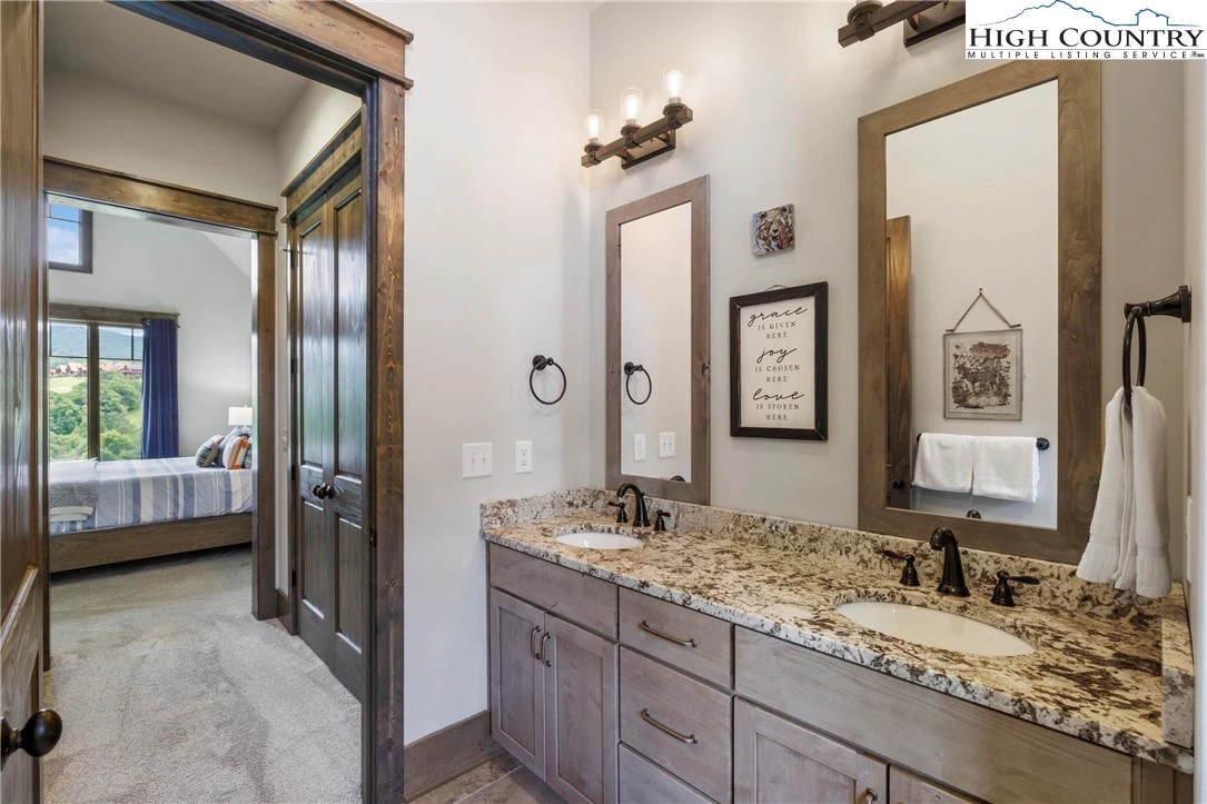 Image number 3 for the current listing
