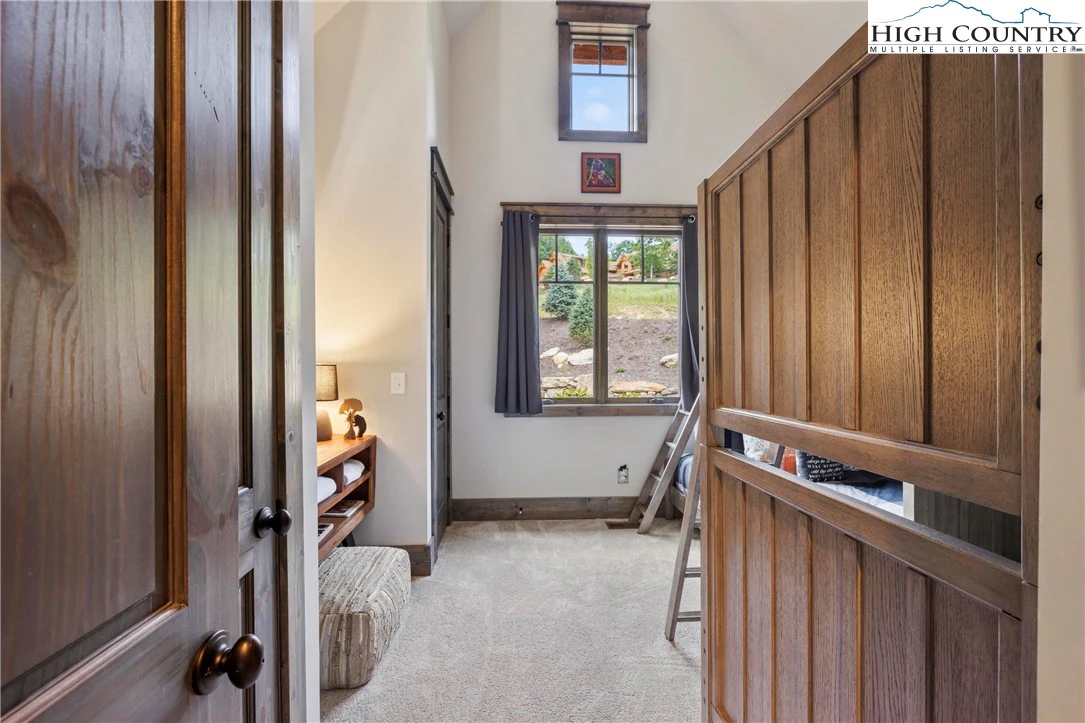 Image number 9 for the current listing