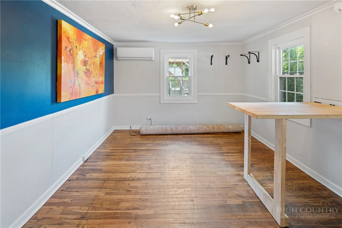Image number 8 for the current listing