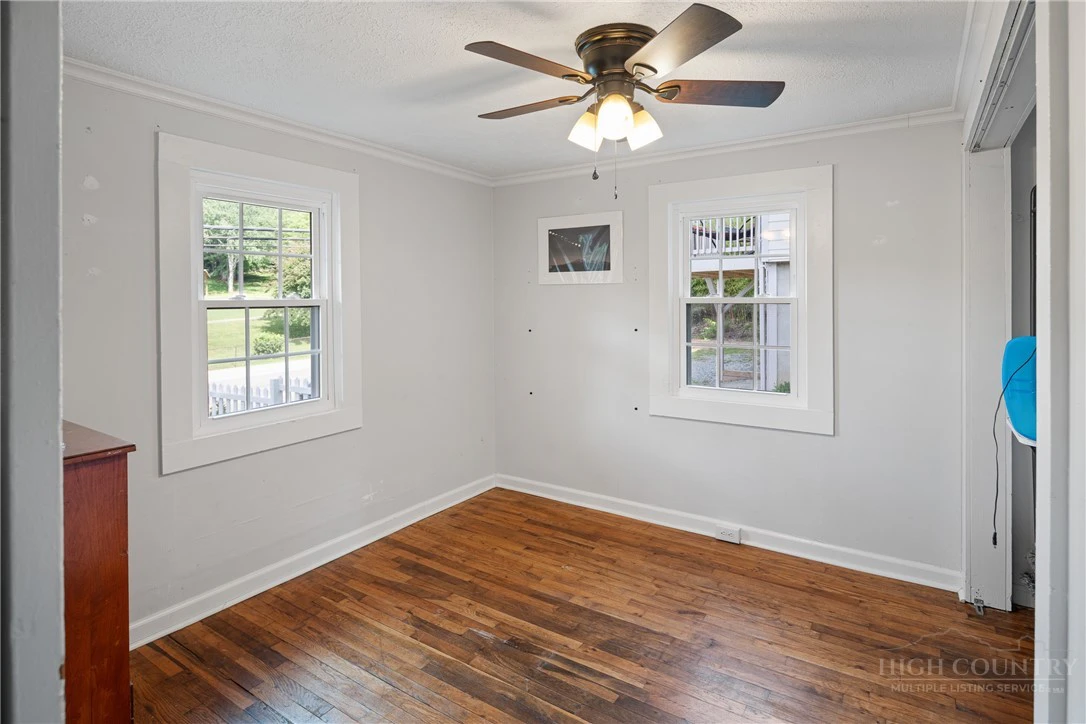 Image number 13 for the current listing