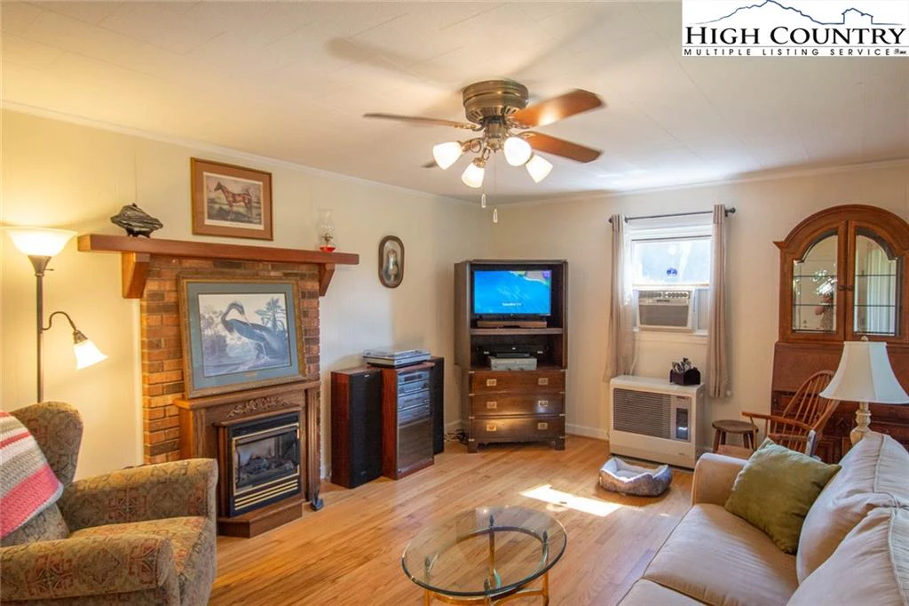 Image number 13 for the current listing