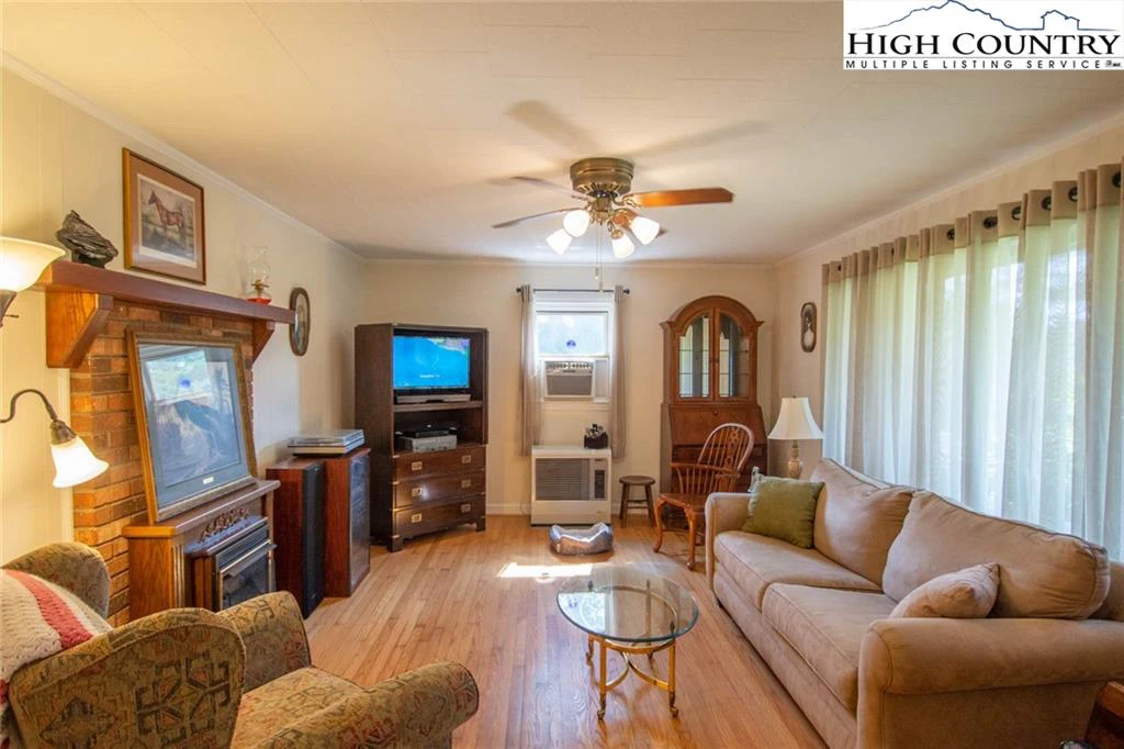 Image number 11 for the current listing