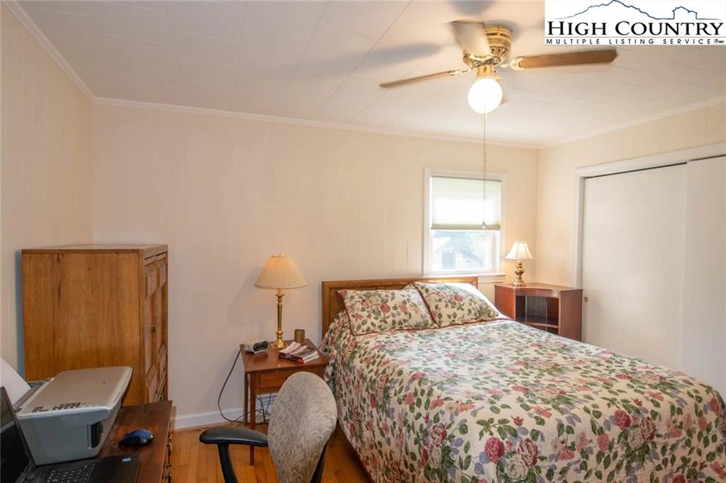 Image number 9 for the current listing
