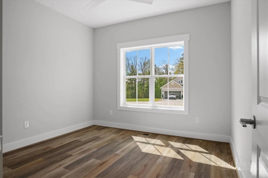 Image number 7 for the current listing