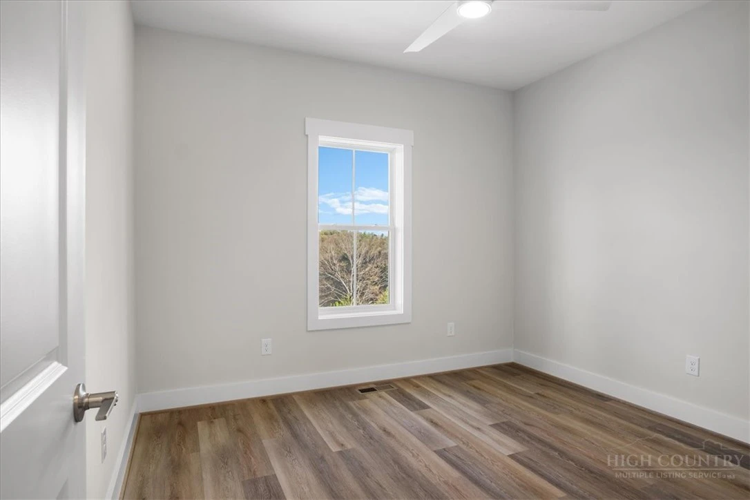 Image number 8 for the current listing