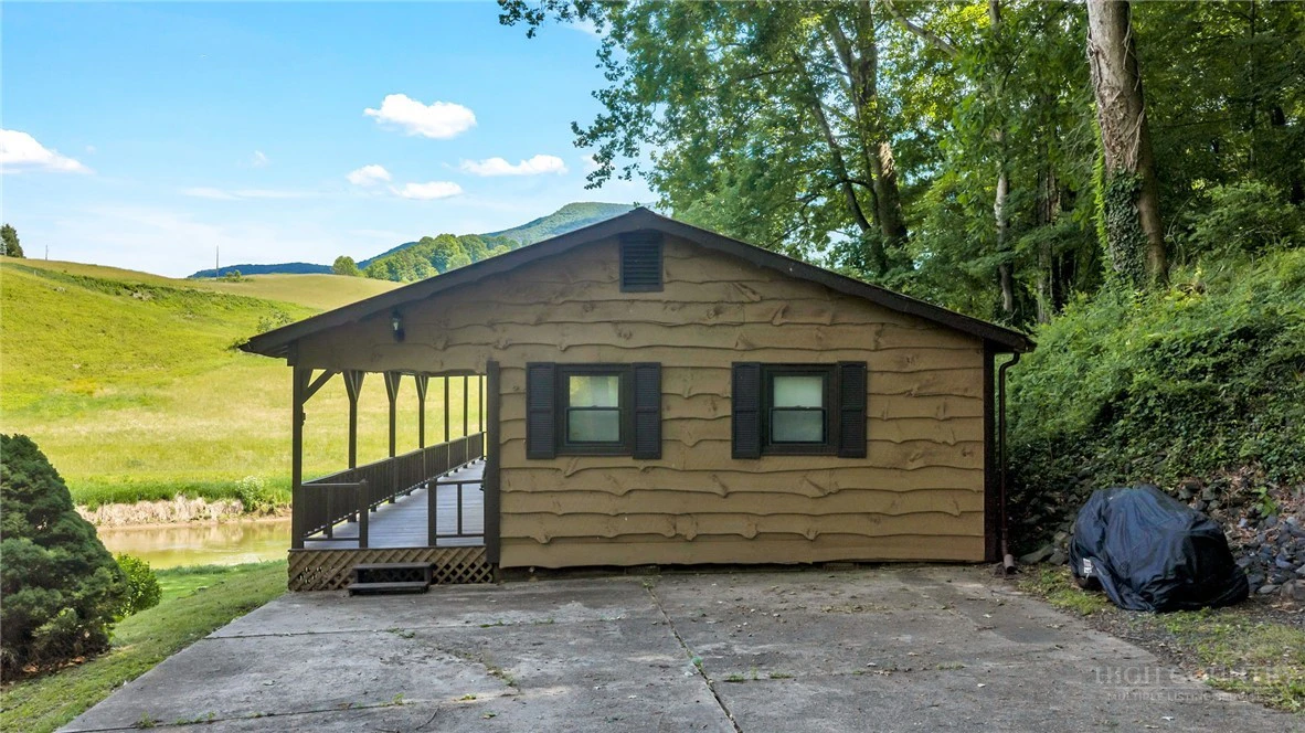 Image number 21 for the current listing