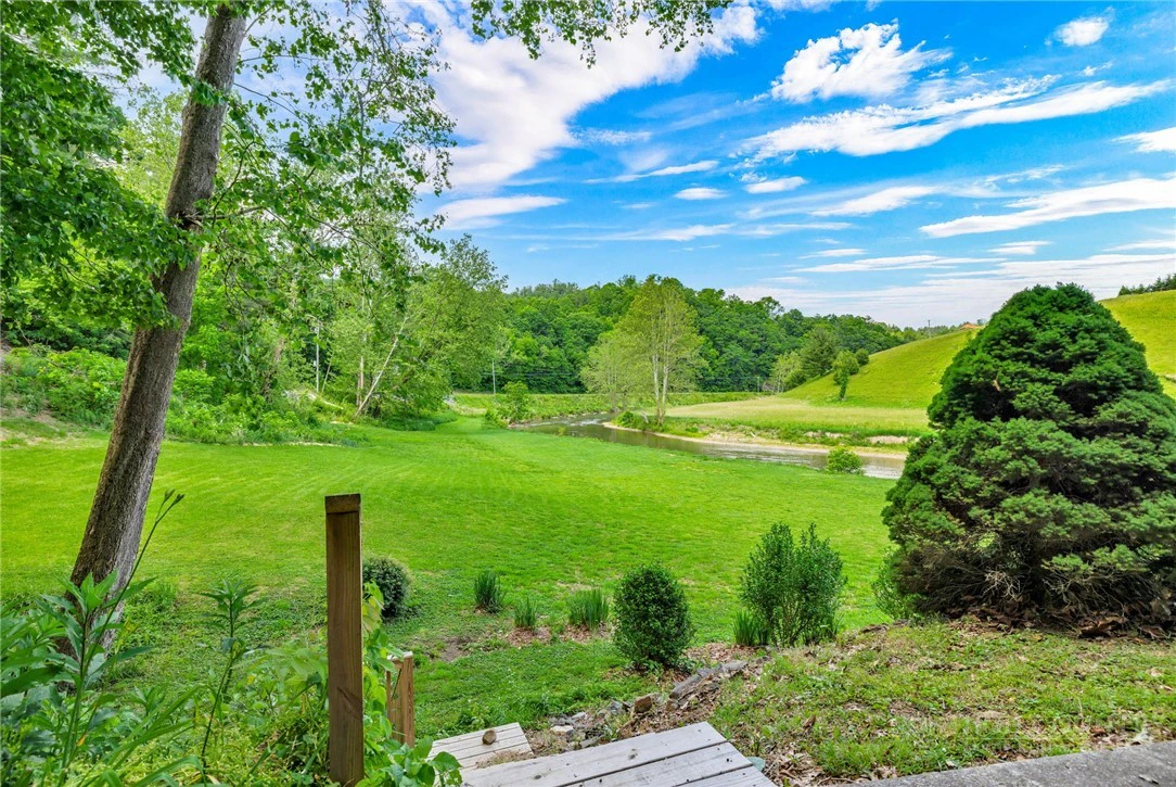 Image number 17 for the current listing