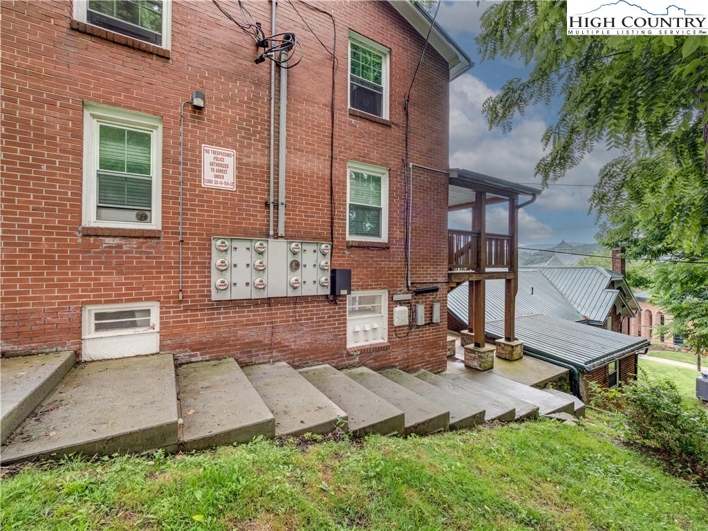 Image number 16 for the current listing