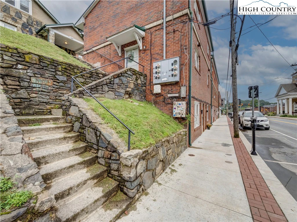 Image number 9 for the current listing