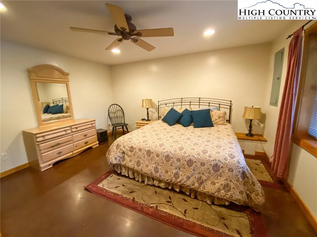 Image number 8 for the current listing