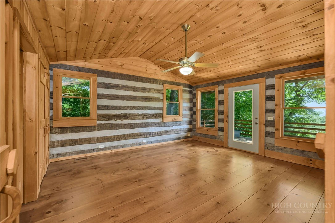 Image number 21 for the current listing