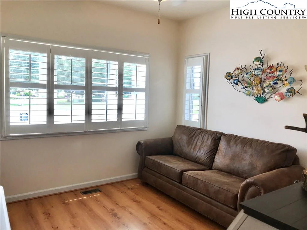 Image number 16 for the current listing