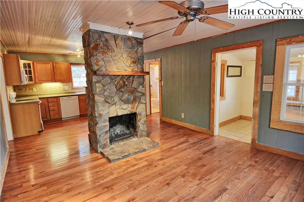 Image number 14 for the current listing