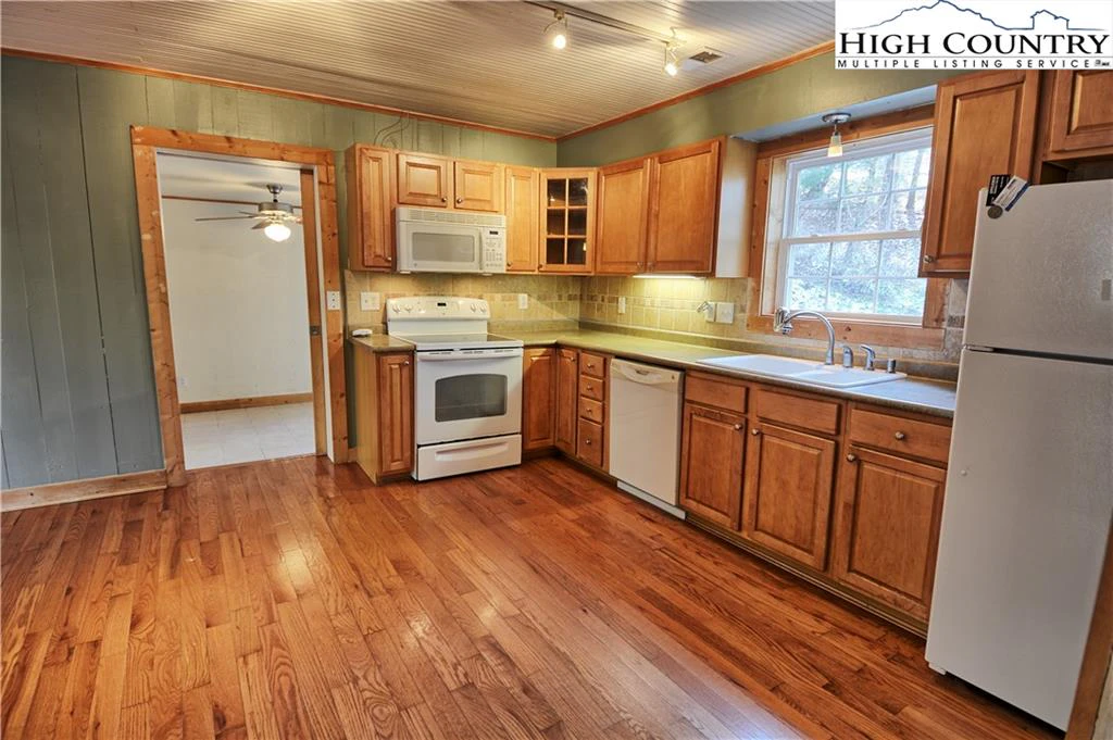 Image number 13 for the current listing