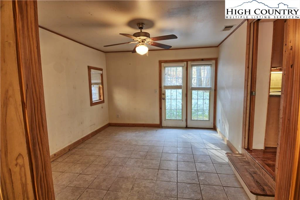 Image number 8 for the current listing