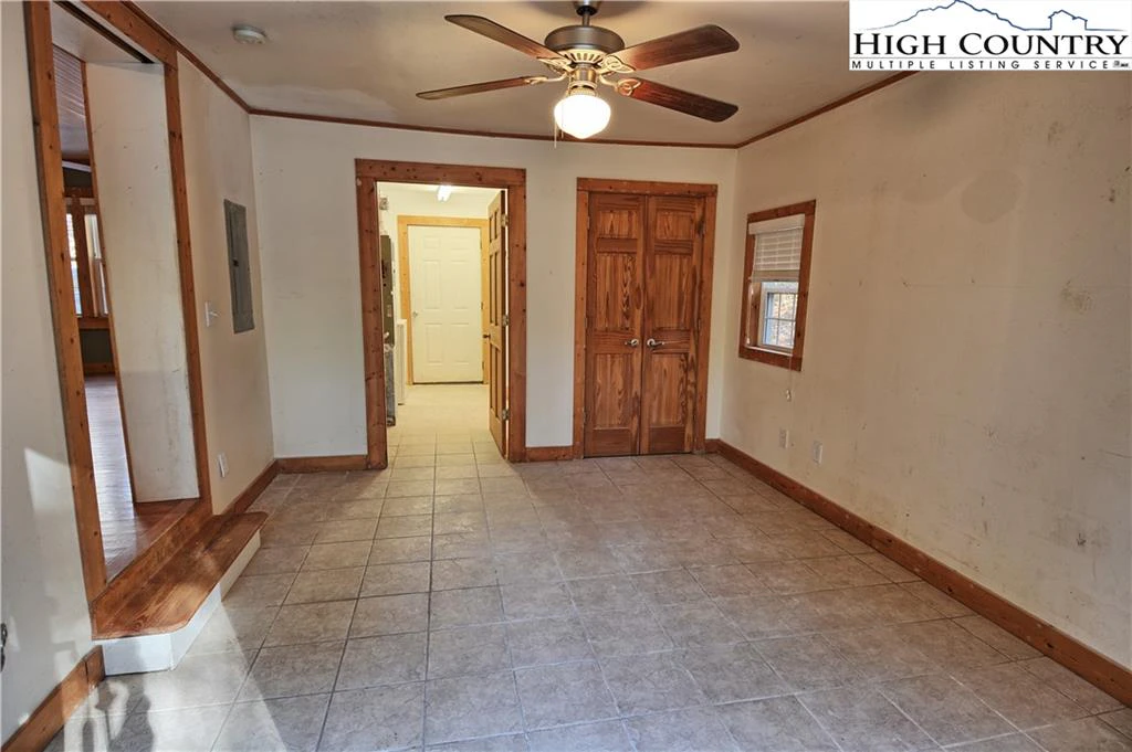 Image number 7 for the current listing
