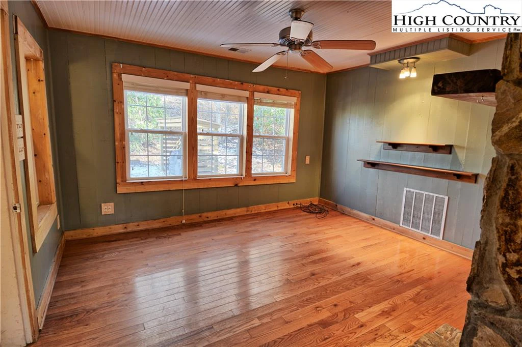 Image number 17 for the current listing