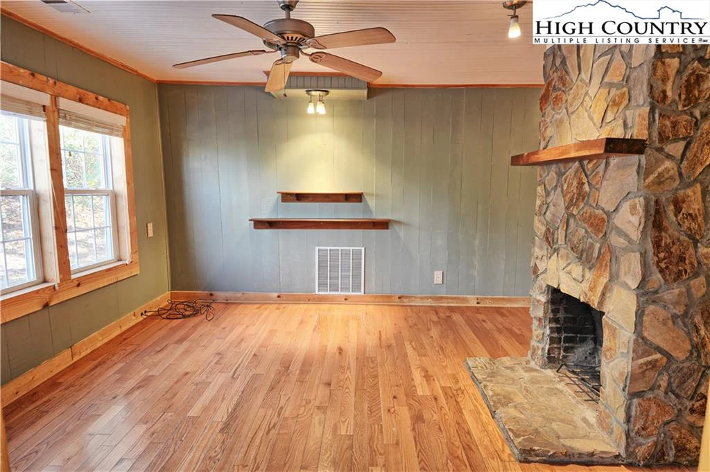 Image number 16 for the current listing