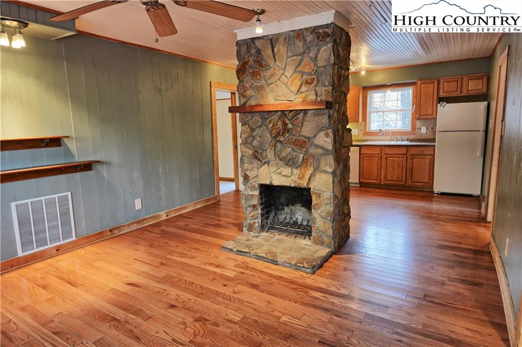 Image number 15 for the current listing