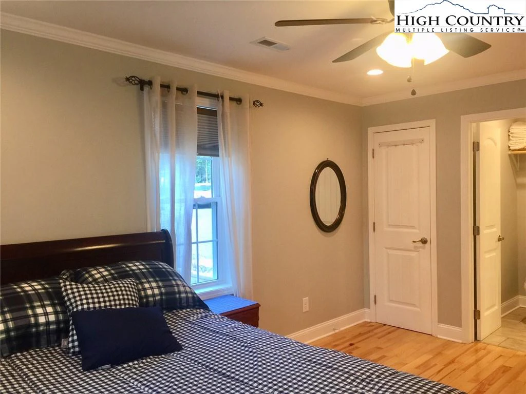 Image number 3 for the current listing