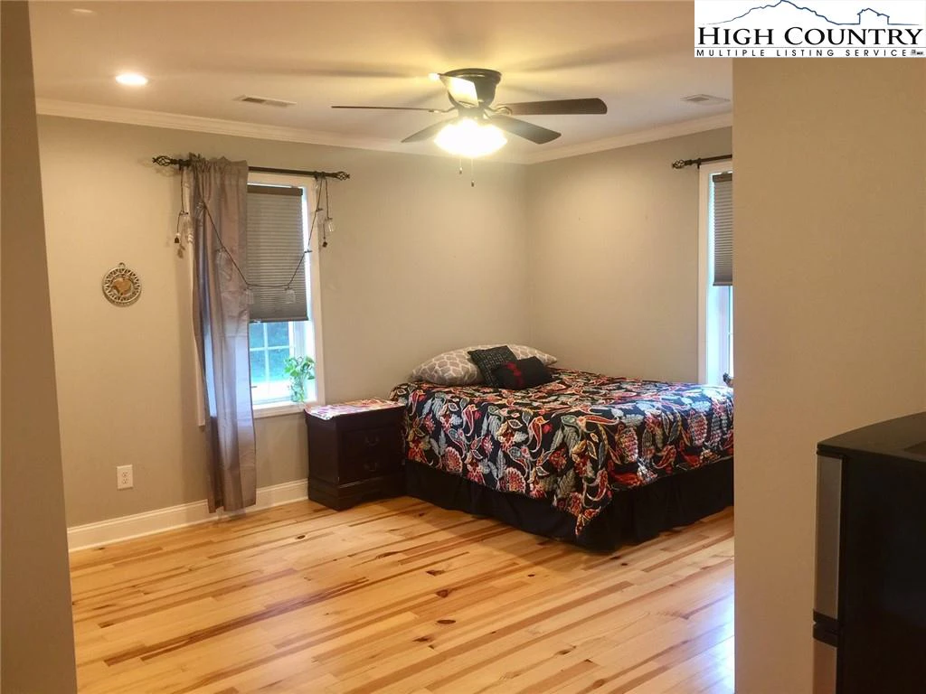 Image number 6 for the current listing