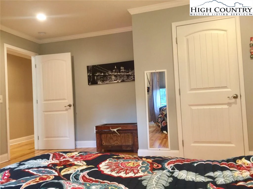 Image number 7 for the current listing