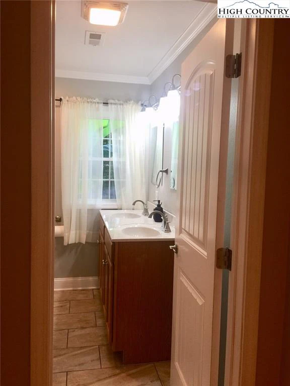 Image number 9 for the current listing