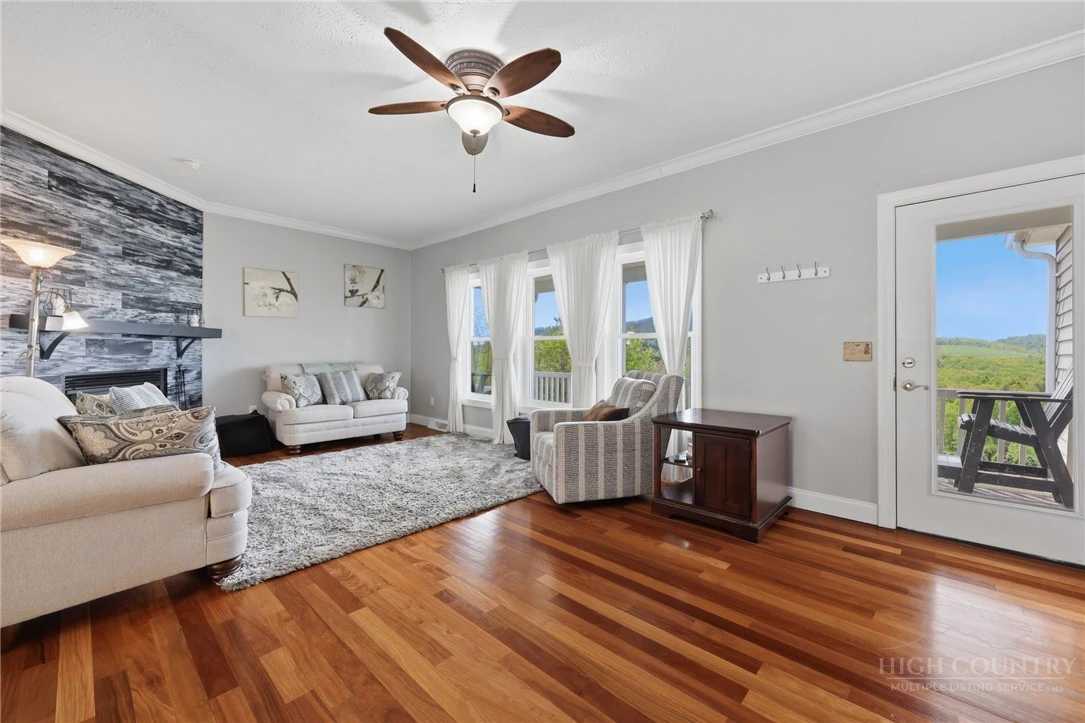 Image number 5 for the current listing