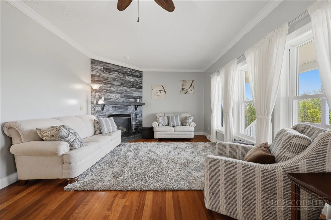 Image number 6 for the current listing