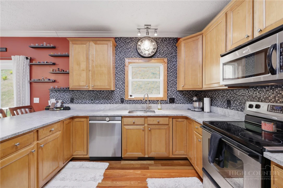 Image number 11 for the current listing