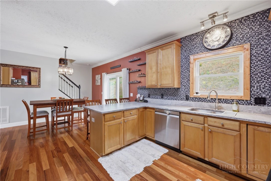Image number 12 for the current listing