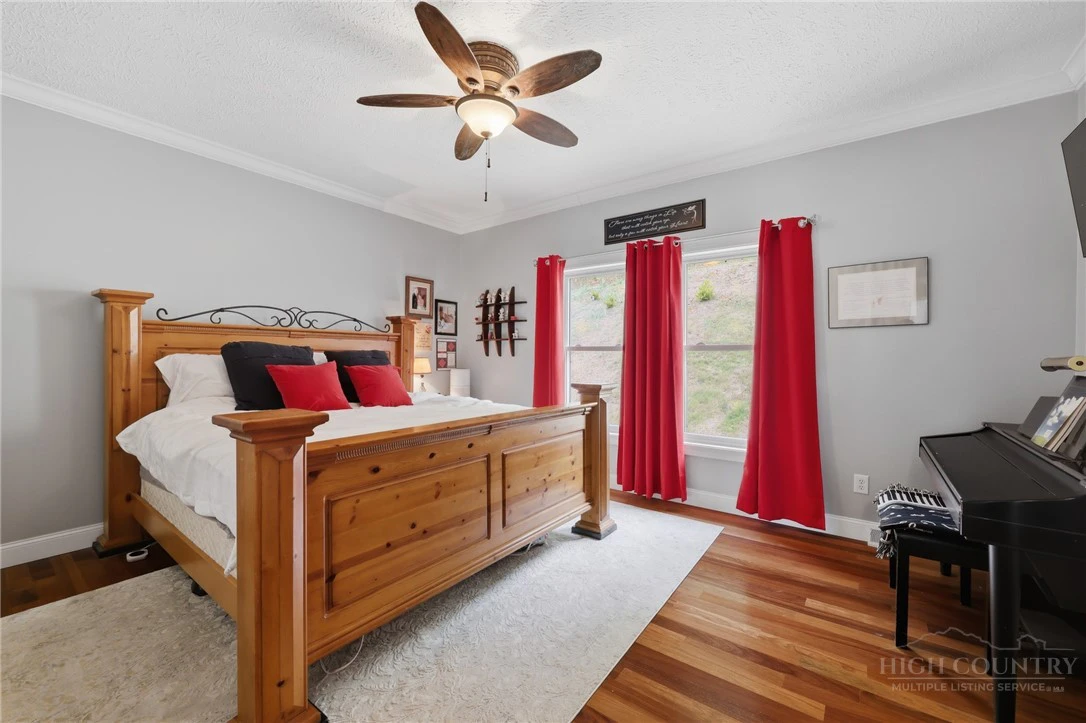Image number 13 for the current listing