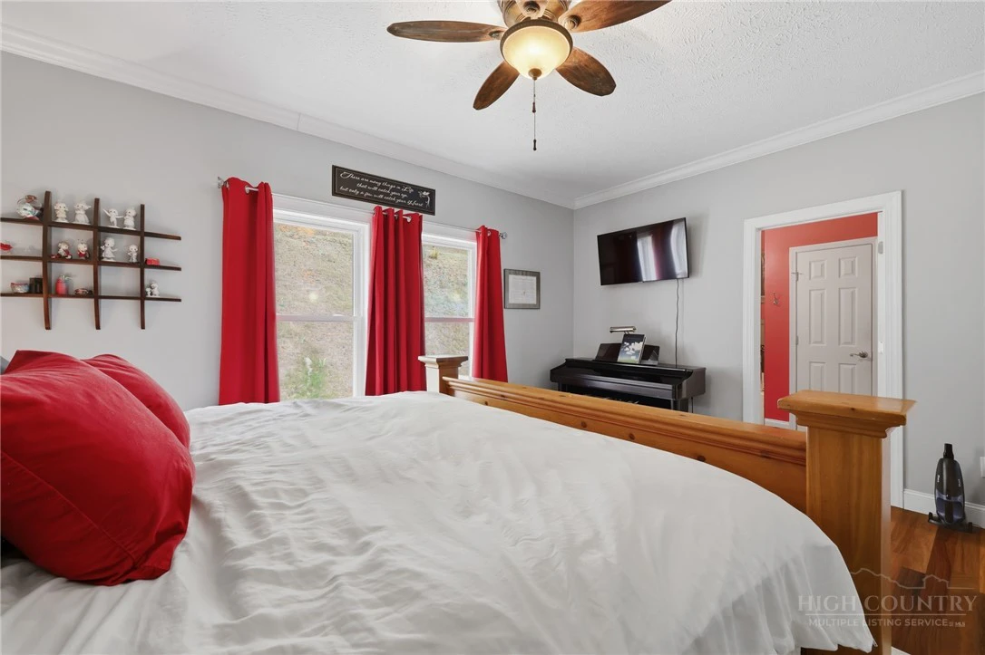 Image number 14 for the current listing