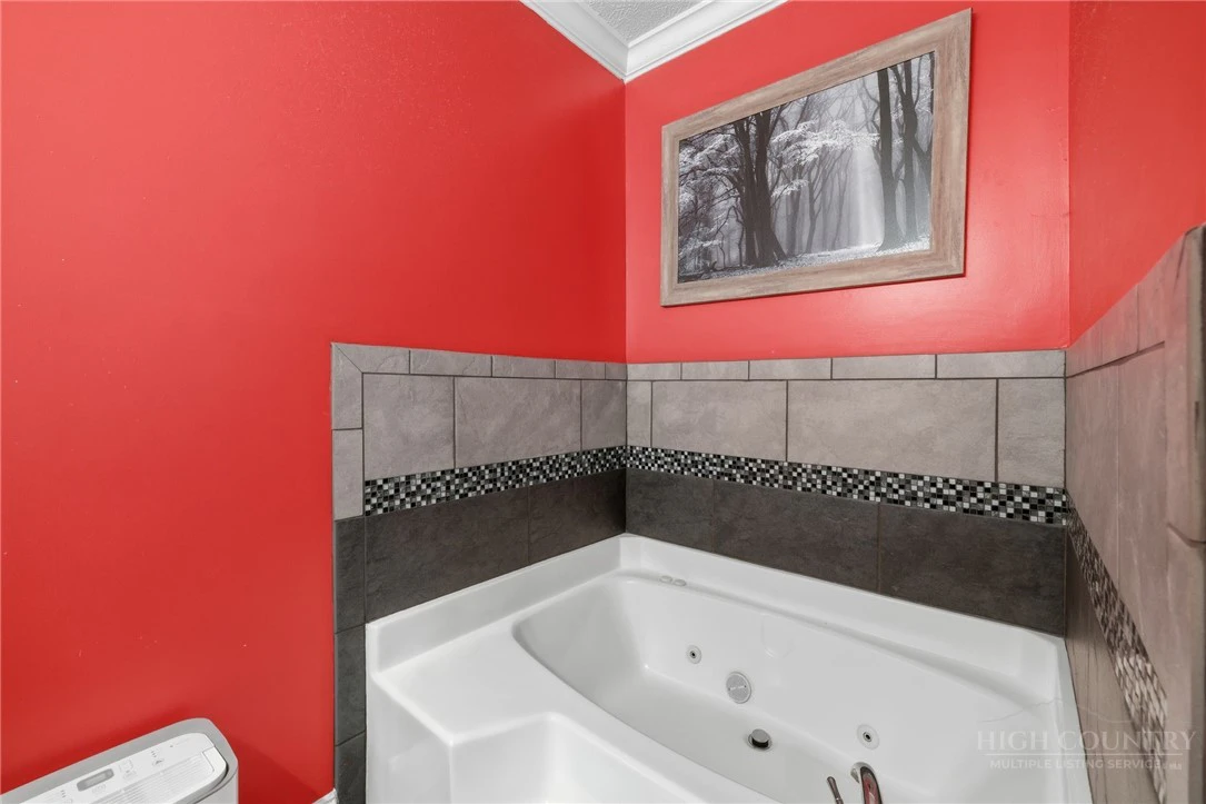 Image number 17 for the current listing
