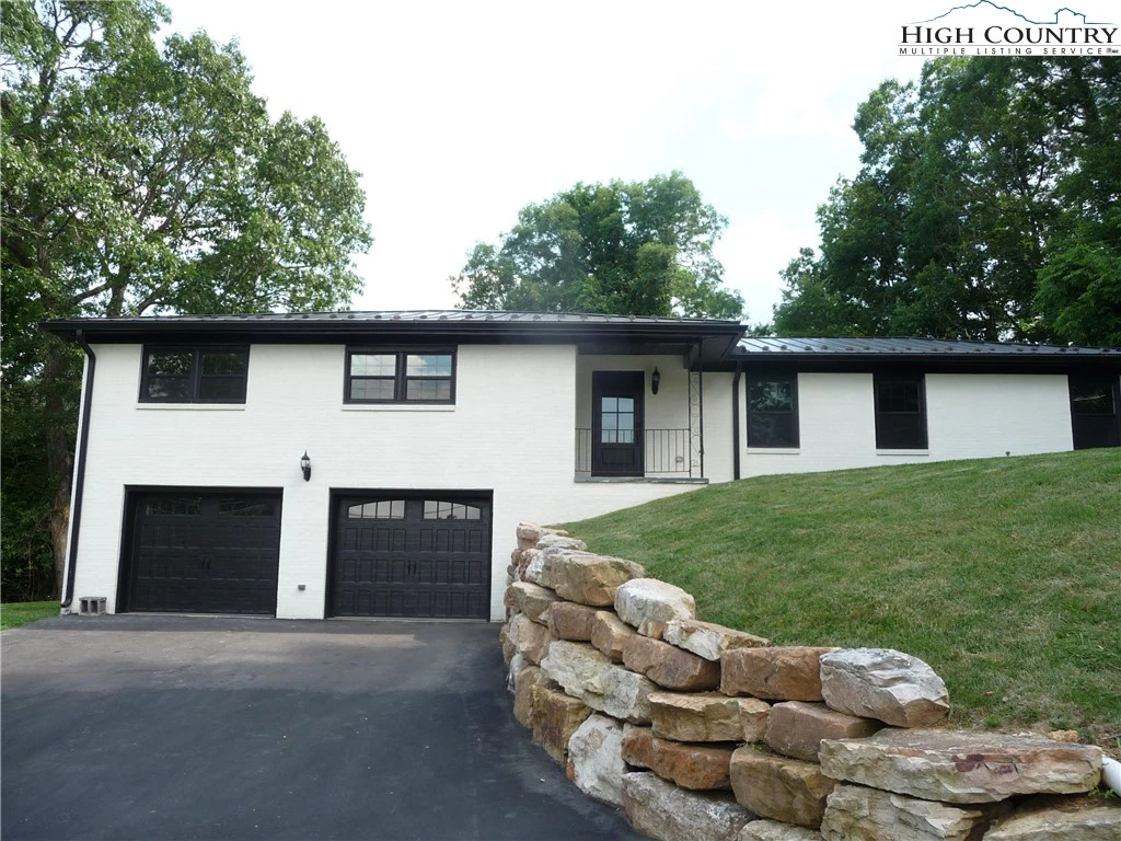 Image number 1 for the current listing