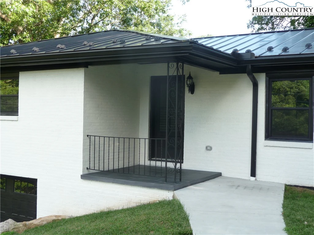 Image number 18 for the current listing