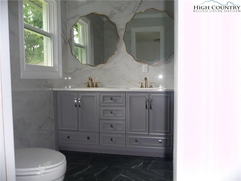 Image number 5 for the current listing