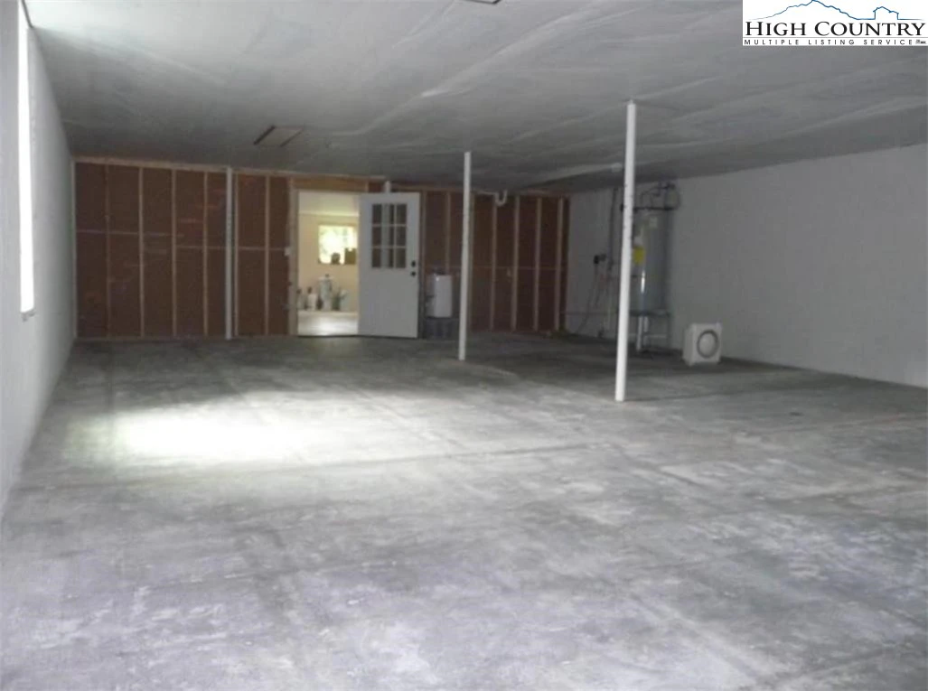 Image number 14 for the current listing