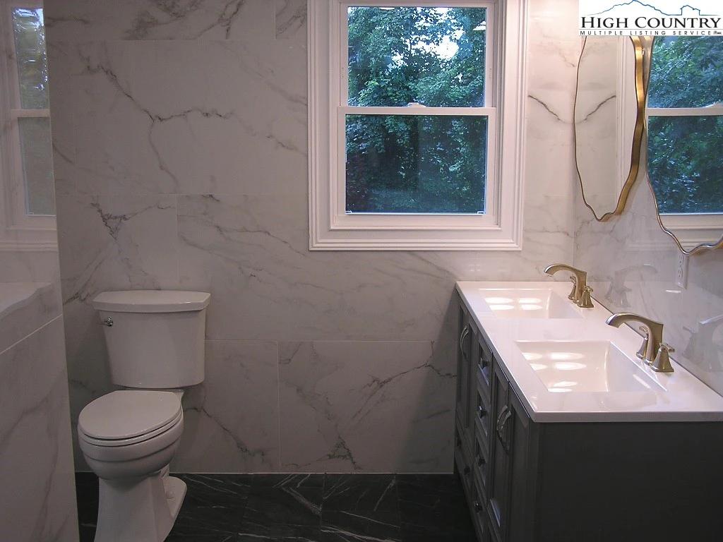 Image number 4 for the current listing