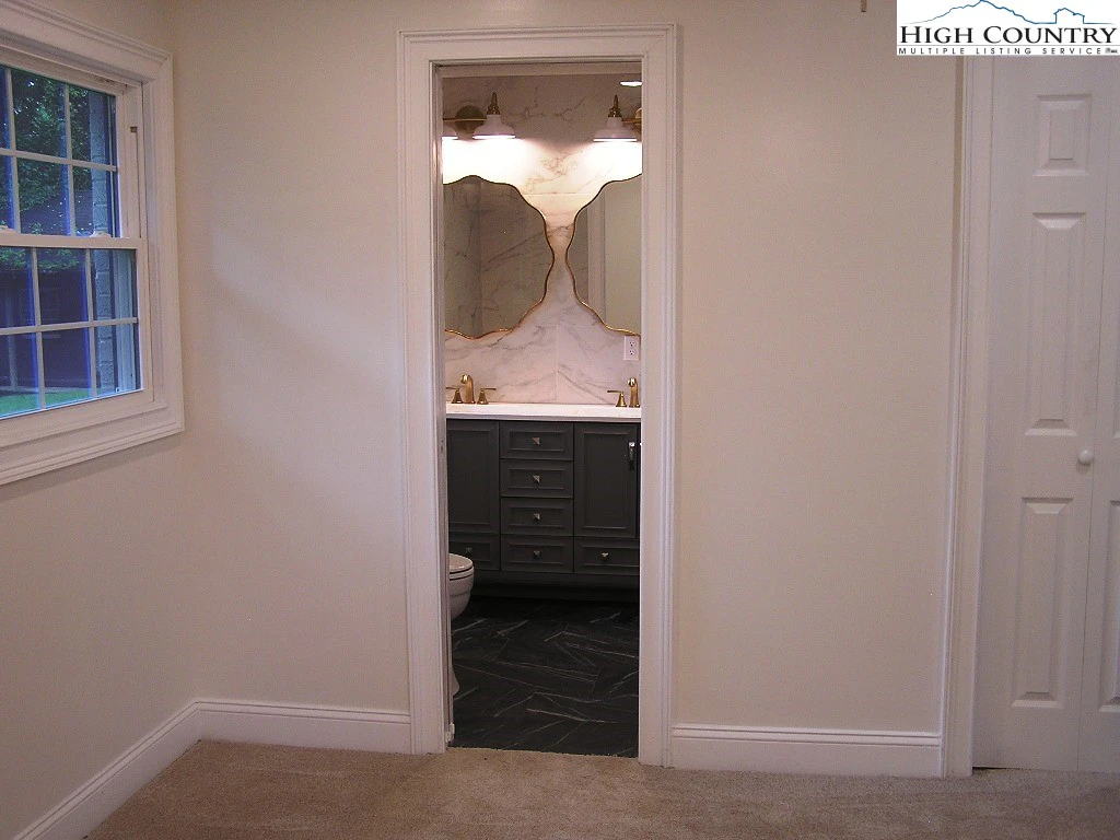 Image number 8 for the current listing
