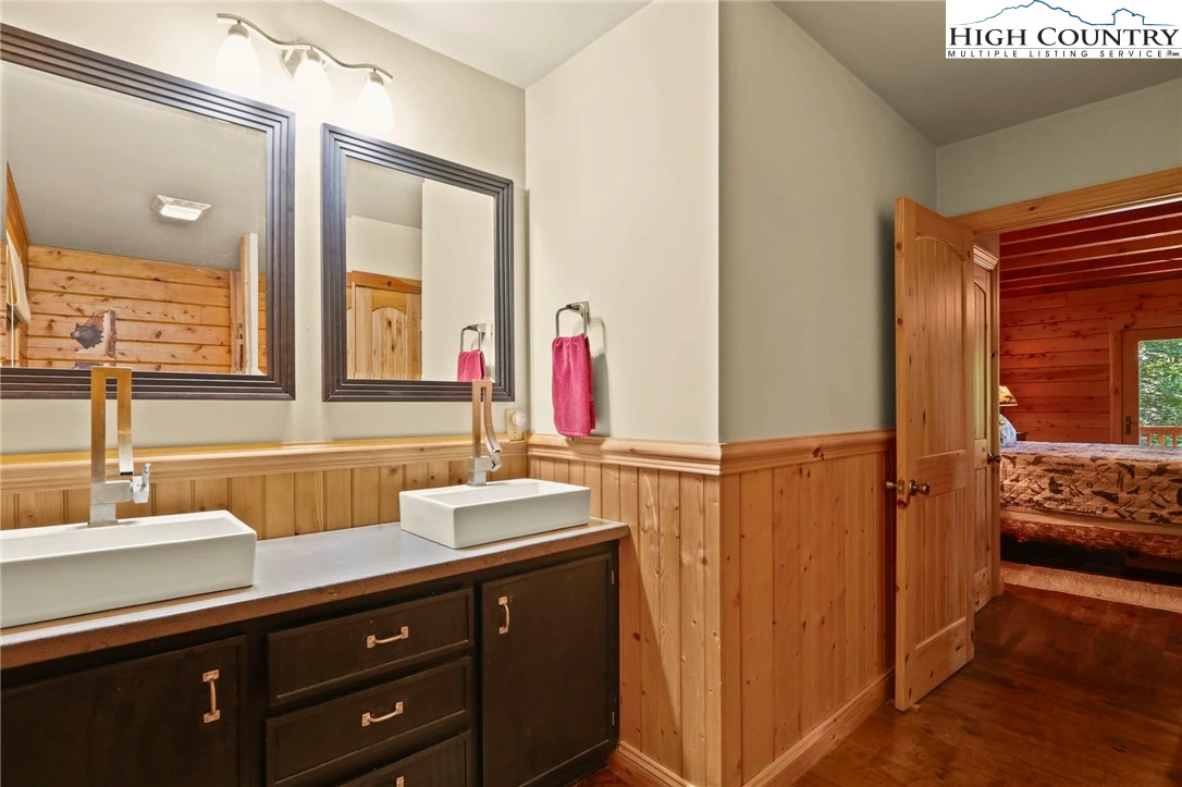 Image number 21 for the current listing